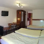 Zum Hotel