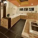 Zum Hotel