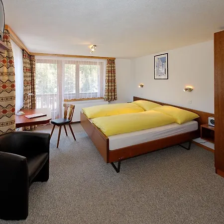 Zum Hotel