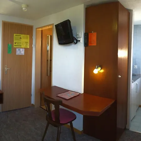 Zum Hotel