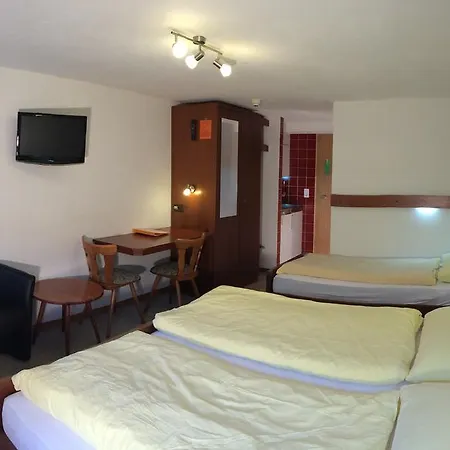 Zum Hotel