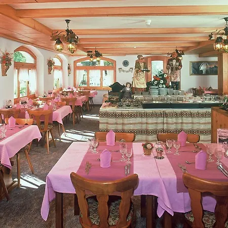 Zum Hotel